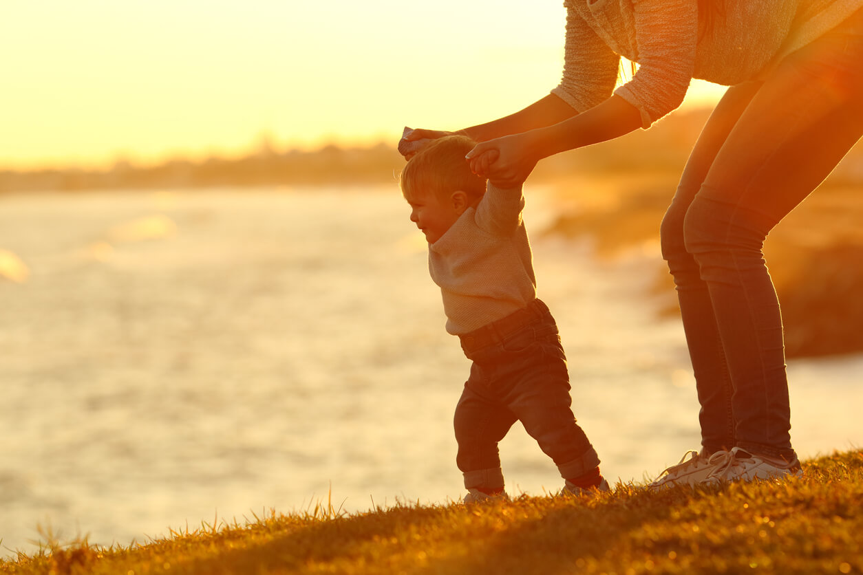 Premiers pas d'un enfant sur la plage.