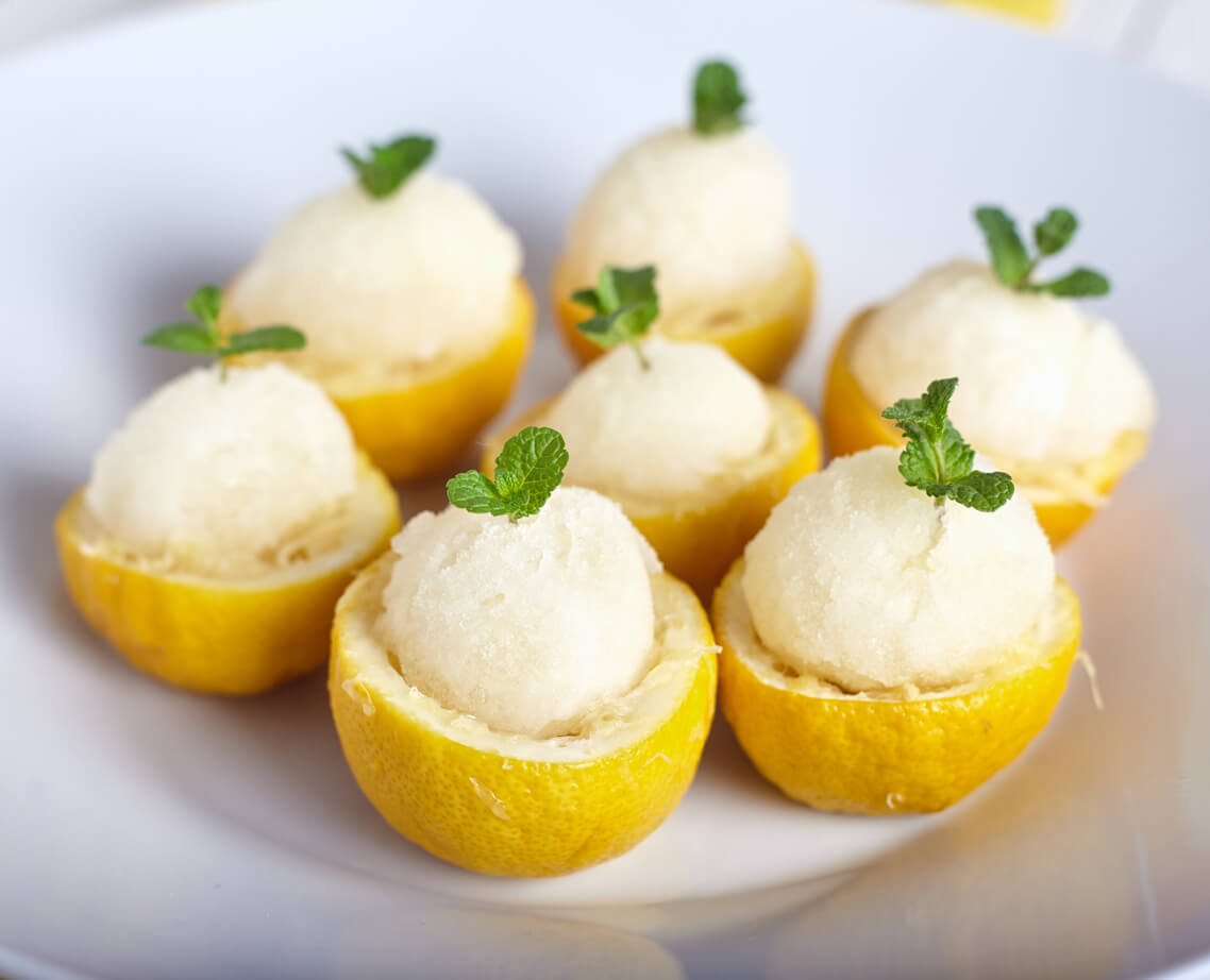 Assiette de boules de glace au citron.