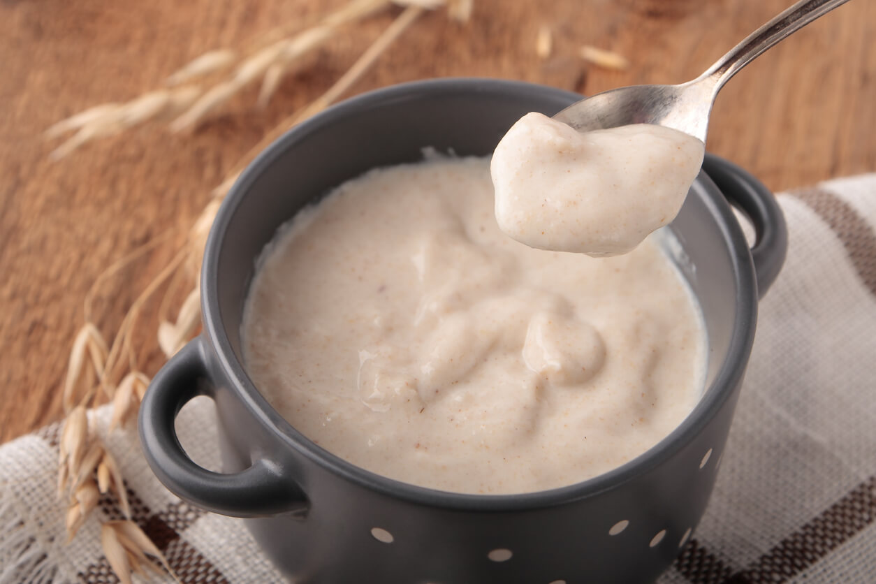 Bol de puré de arroz para bebés.