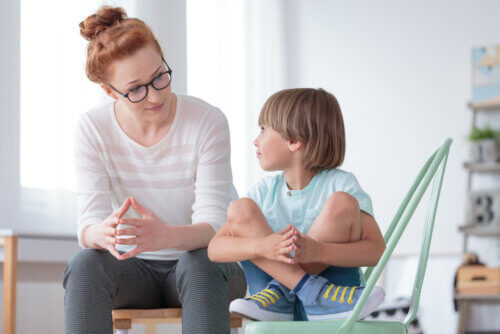Une femme qui discute avec un enfant.
