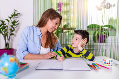 madre e hijo hacen juntos la tarea