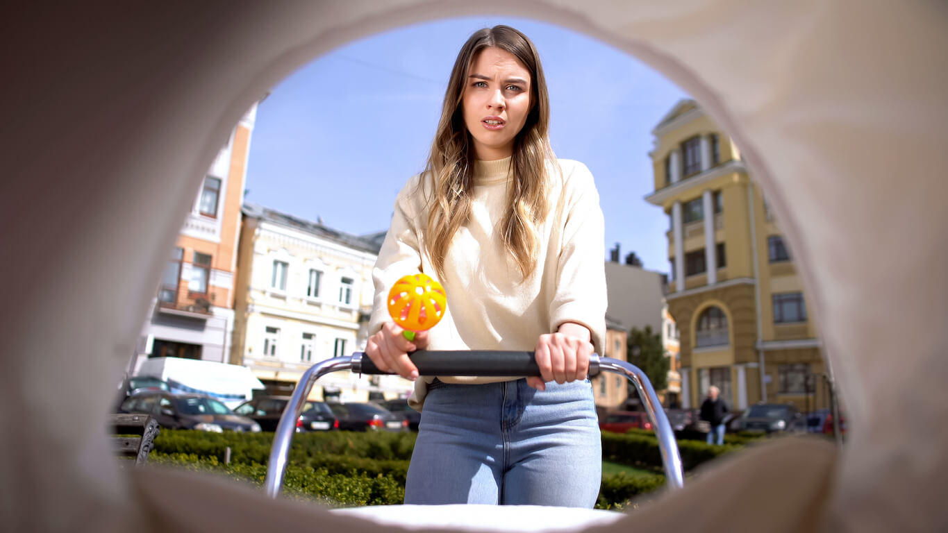 la mère ne sait pas quoi faire pour calmer le bébé qui pleure
