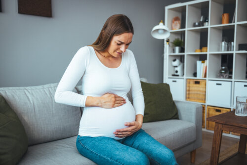 mujer sujeta vientre dolor trabajo de parto