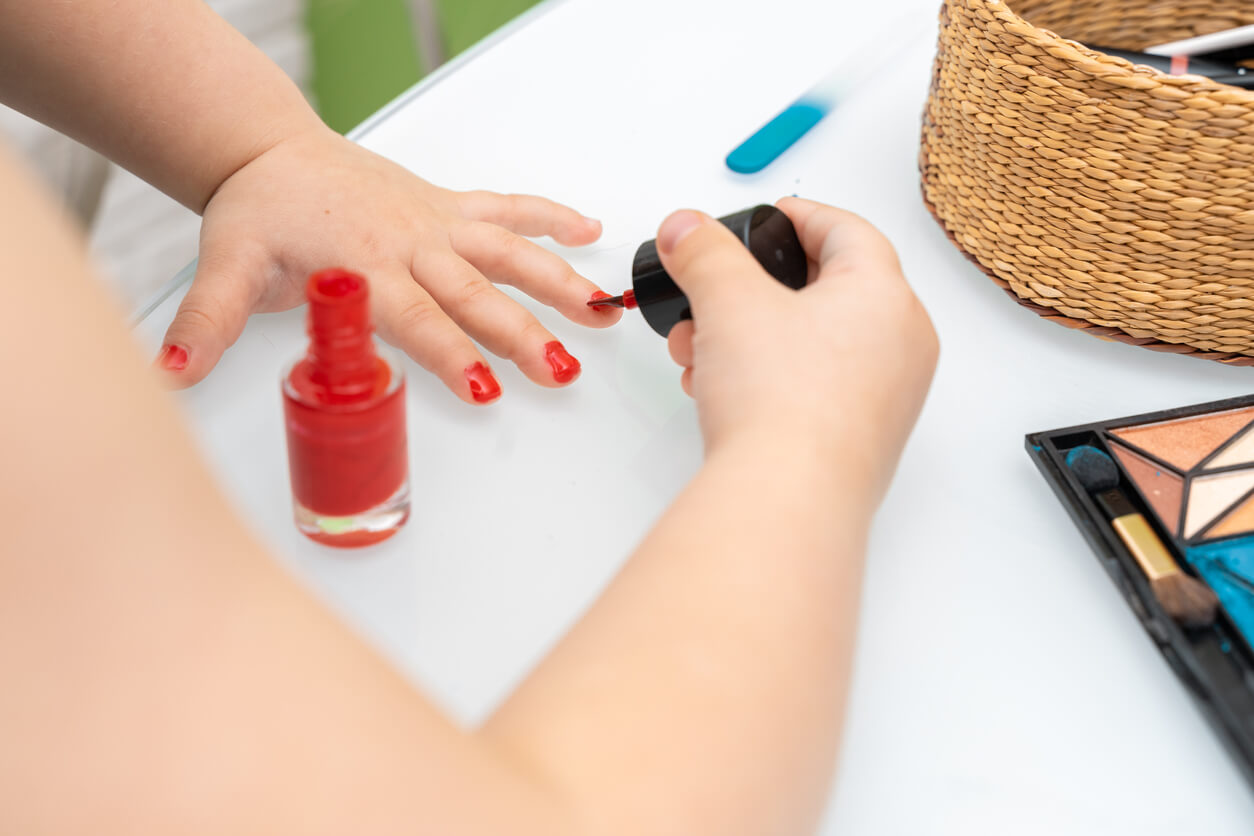 Esmaltes de uñas en niños y niñas: ¿son seguros?