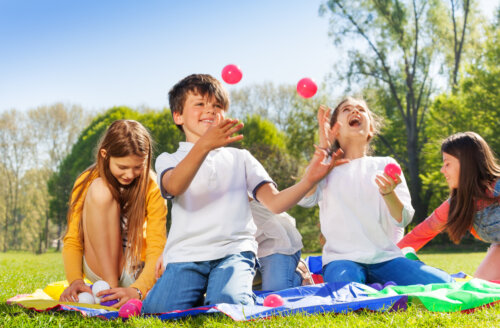 ninos hacen malabares con pelotas en el parque