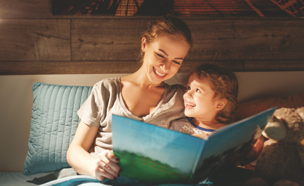 Maman lit une histoire à sa fille.