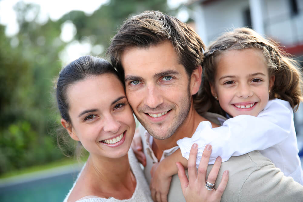 Petite fille avec ses parents.