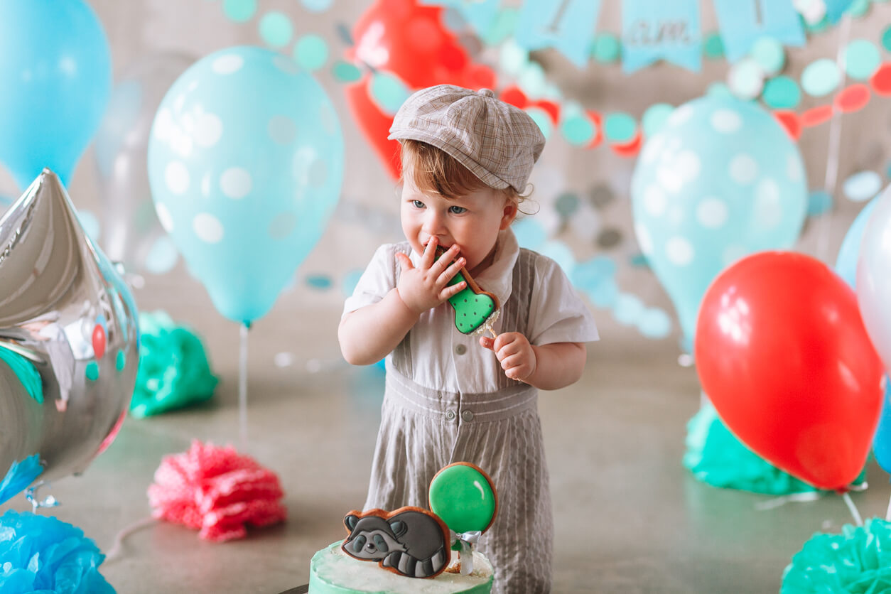 Bebê comendo bolo de aniversário na sessão smash cake