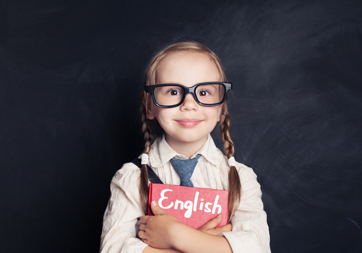 Une jeune fille avec un cahier d'anglais dans les mains.