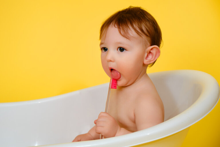 Cómo limpiar la lengua del bebé