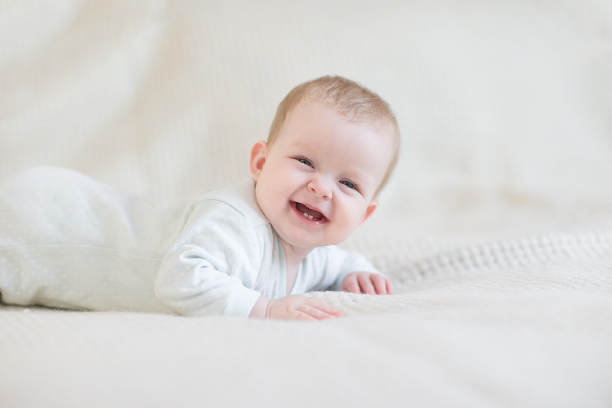 En leende baby med två mjölktänder.