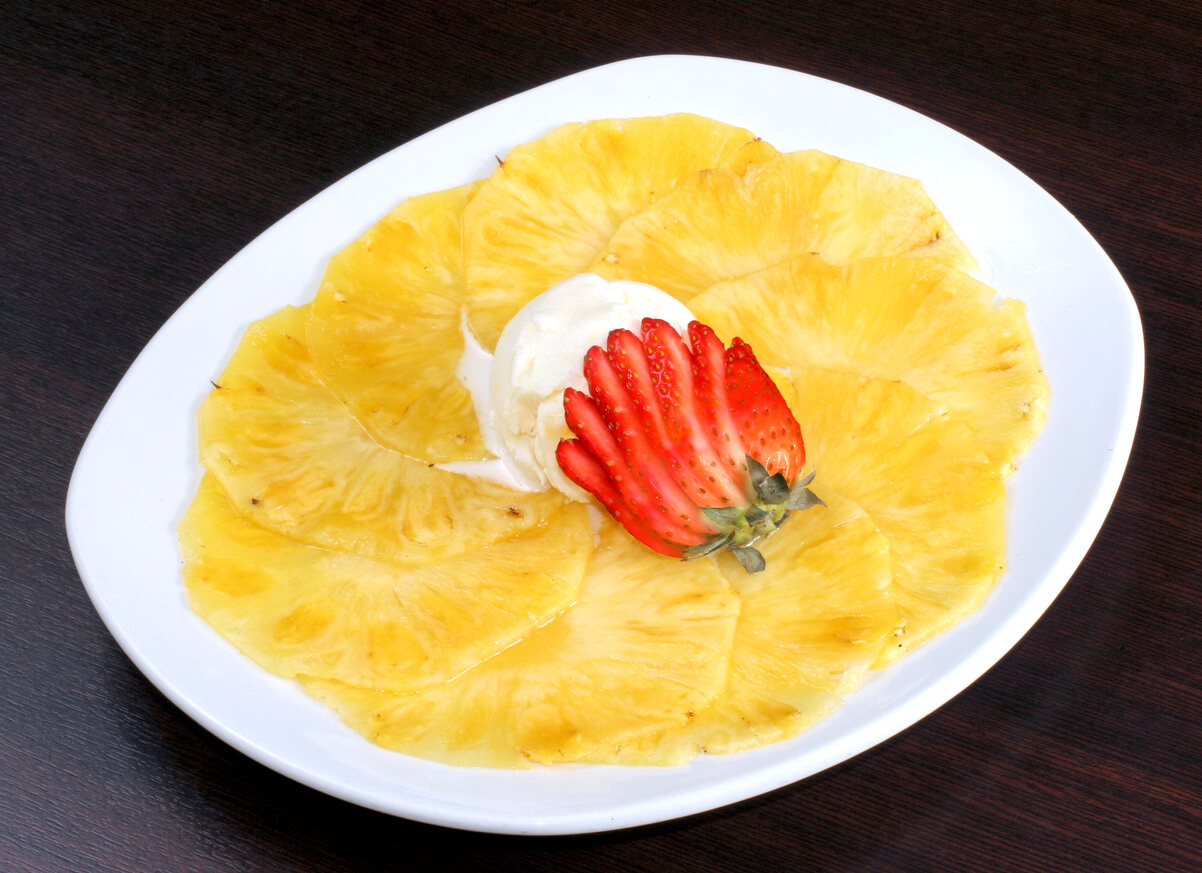 Carpaccio d'ananas avec de la glace.