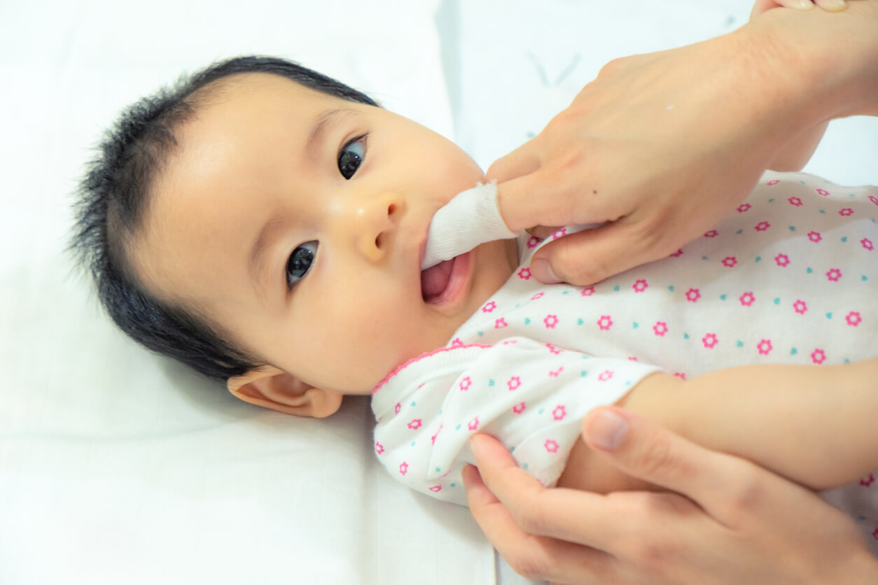Hoe maak je de tong van je baby schoon