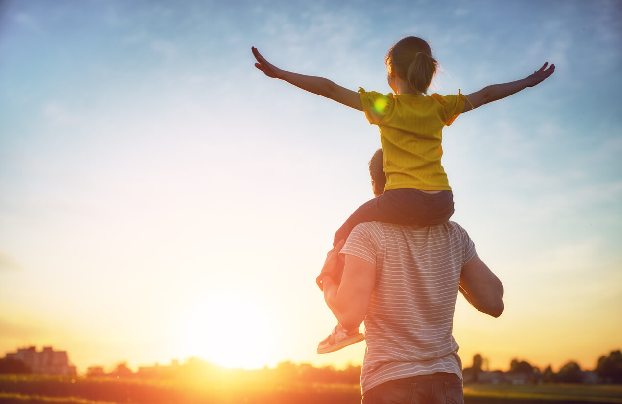 Un enfant sur les épaules de son père.