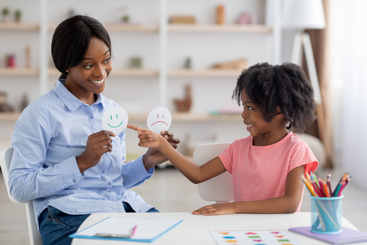 Une mère et sa fille qui jouent;