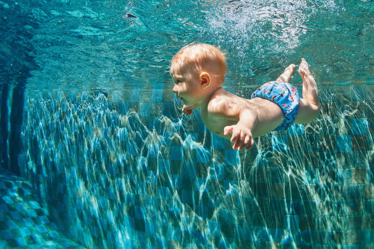bebé nino inmersión pileta agua
