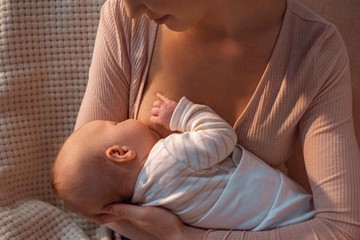 Une mère qui allaite son bébé.