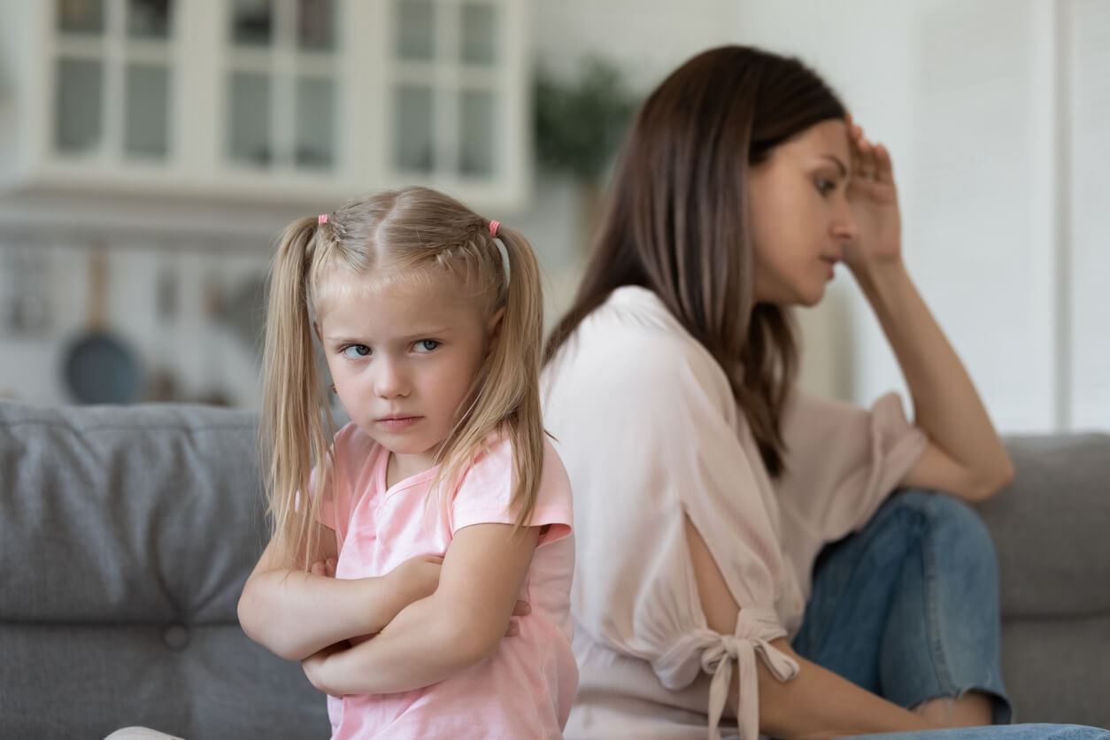 madre cansada hija enojada oposicionista negativista discusion