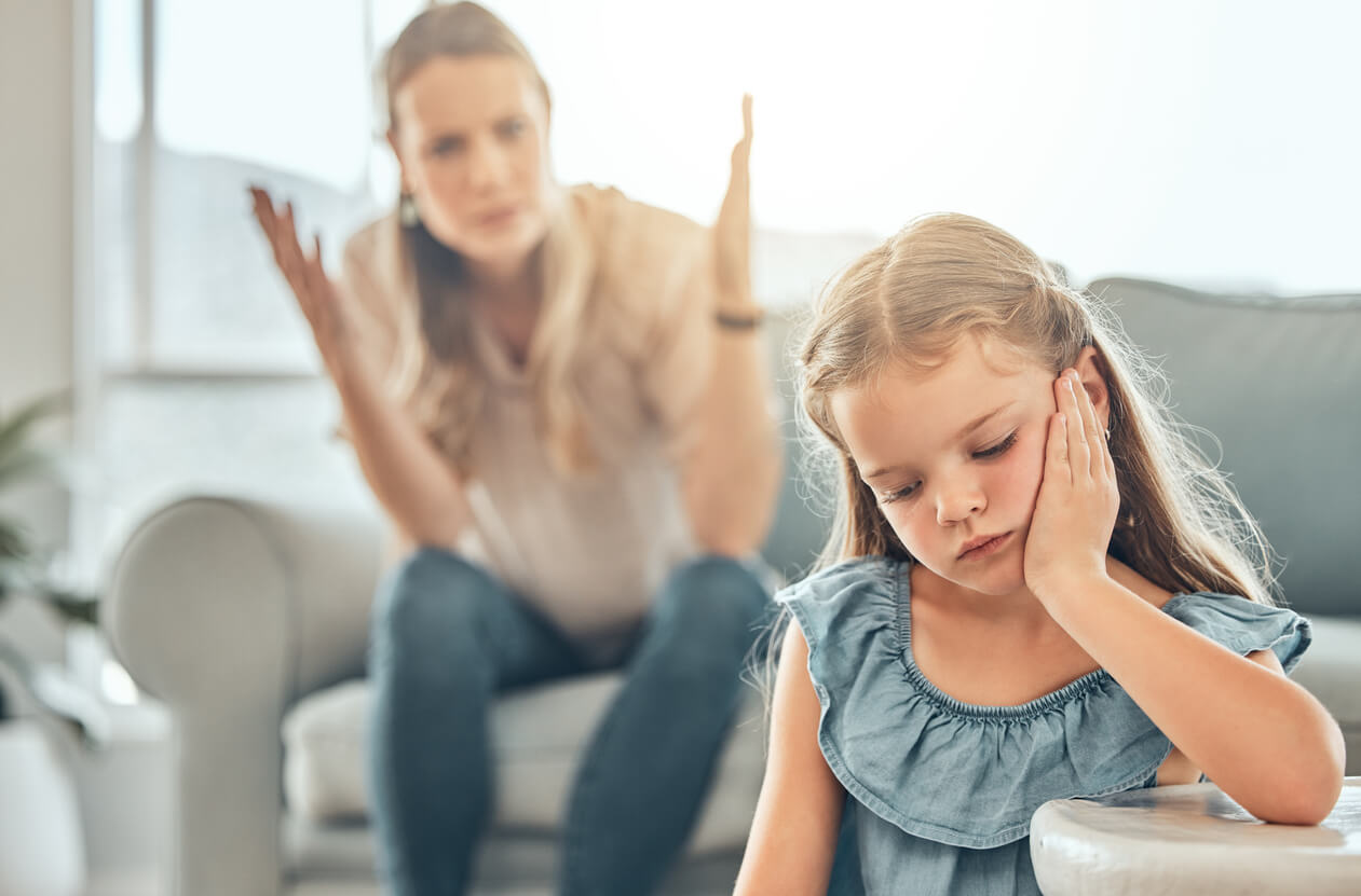 Een moeder is boos op haar dochter