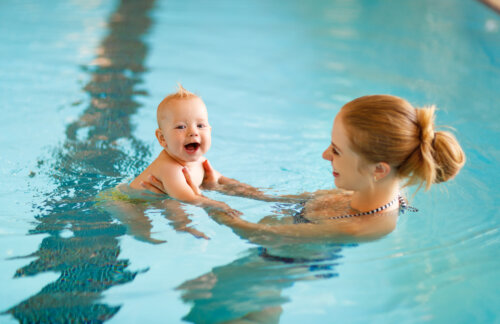 mama sostiene a bebe en la piscina pileta matronatacion