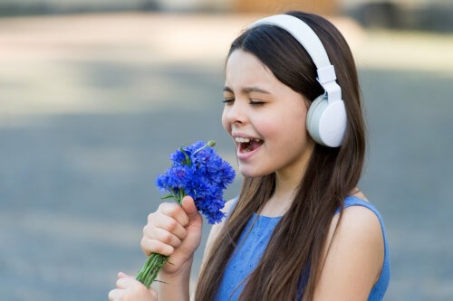 nina canta con microfono de flores