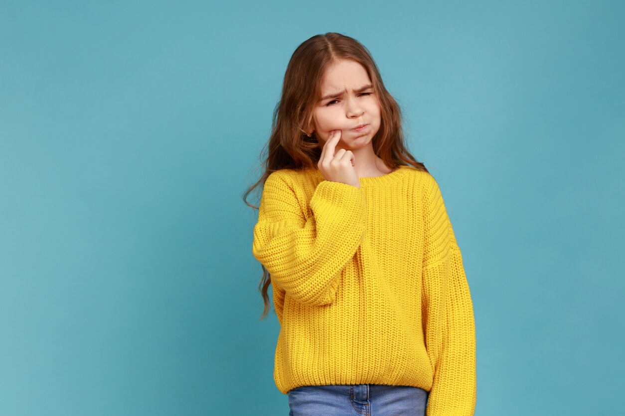 fille avec douleur dans la bouche gencives dents muqueuse