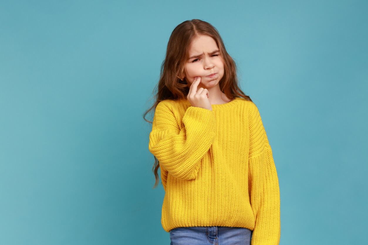 fille avec douleur dans la bouche gencives dents muqueuse