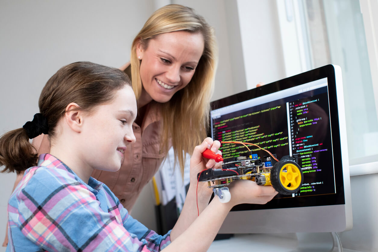 maestra madre nina elaboran proyecto de robótica