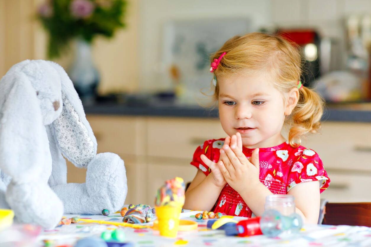 Une jeune fille qui fait du bricolage;