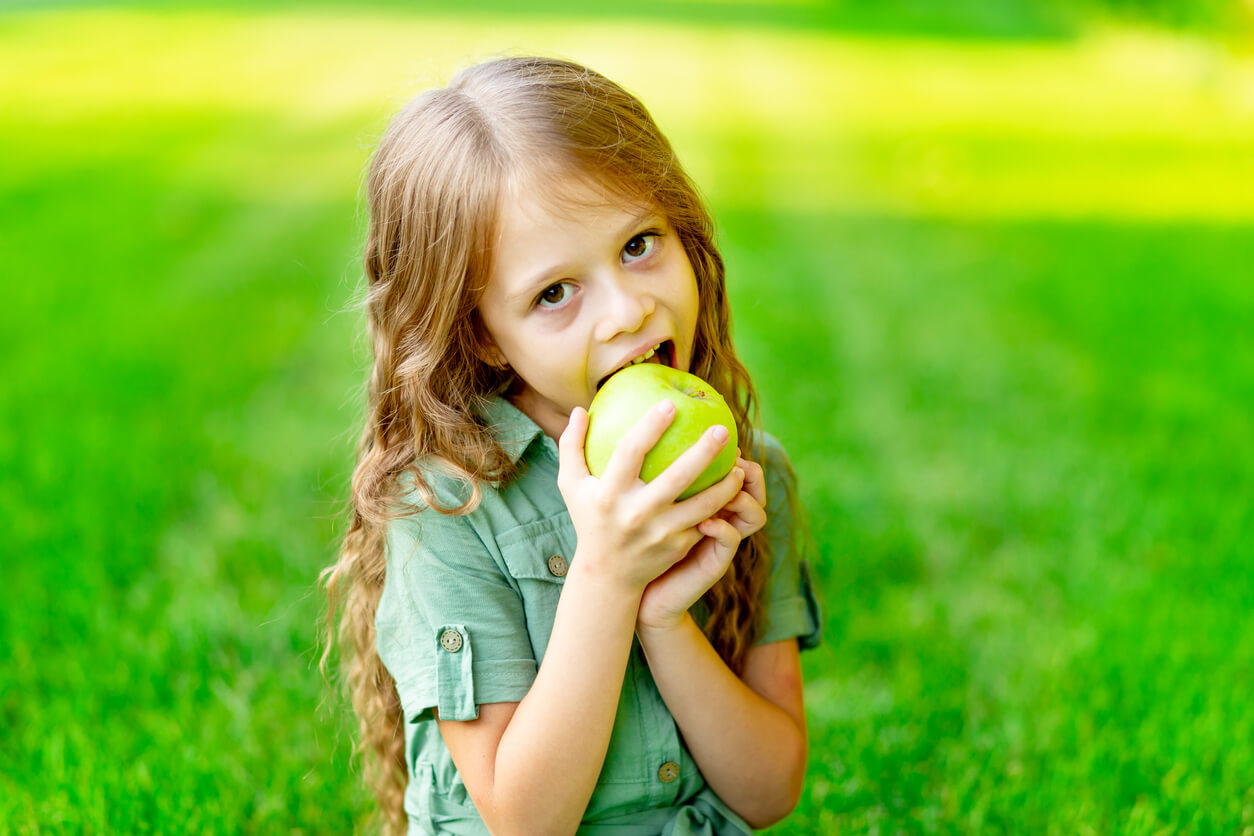 4 alimentos saludables para los dientes de los niños