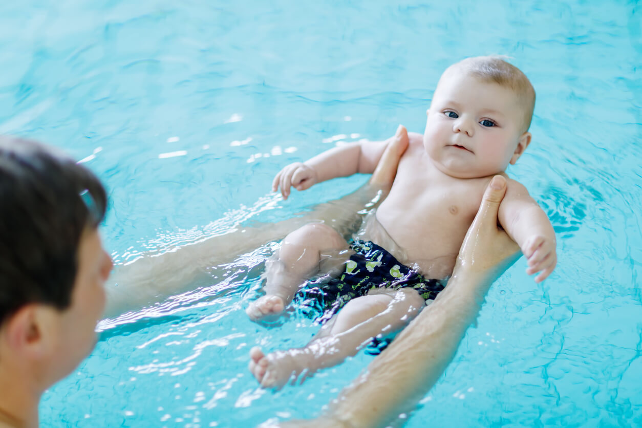 Un adulte avec bébé dans la piscine.