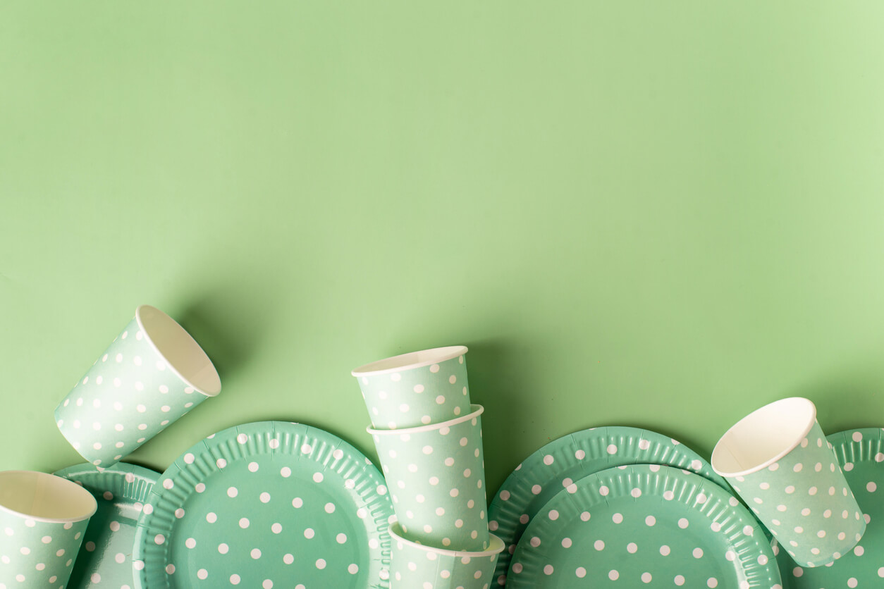 Assiettes et verres en carton.