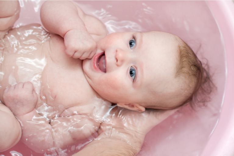 ¿Sientes miedo de bañar a tu bebé por primera vez? Te enseñamos el paso a paso