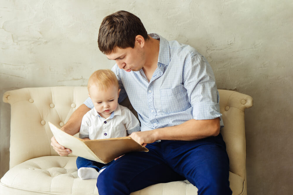 Un papa qui raconte une histoire à son enfant. 