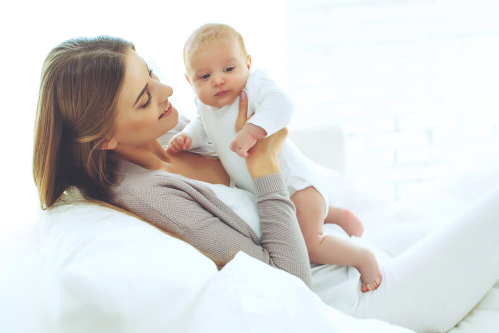 Une maman et son bébé.