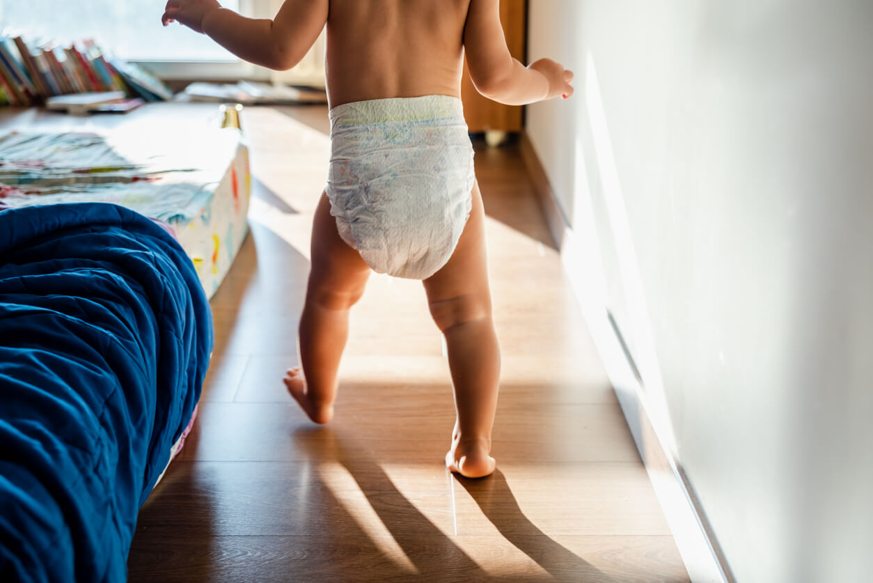 Un bébé qui marche avec une couche.