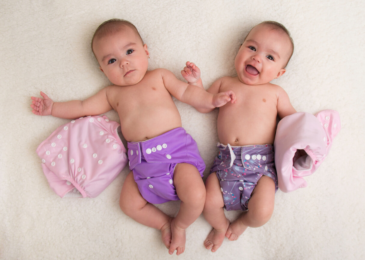 Deux bébés avec des couches lavables.