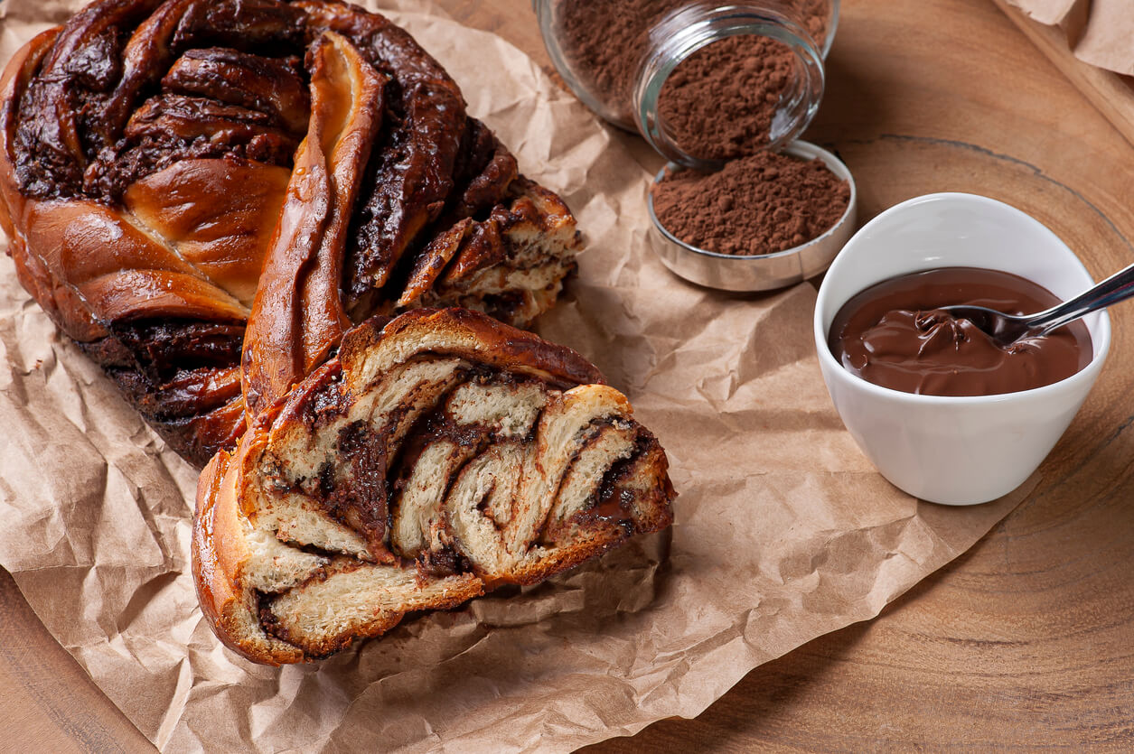 Schokoladen-Brioche auf einem Backpapier