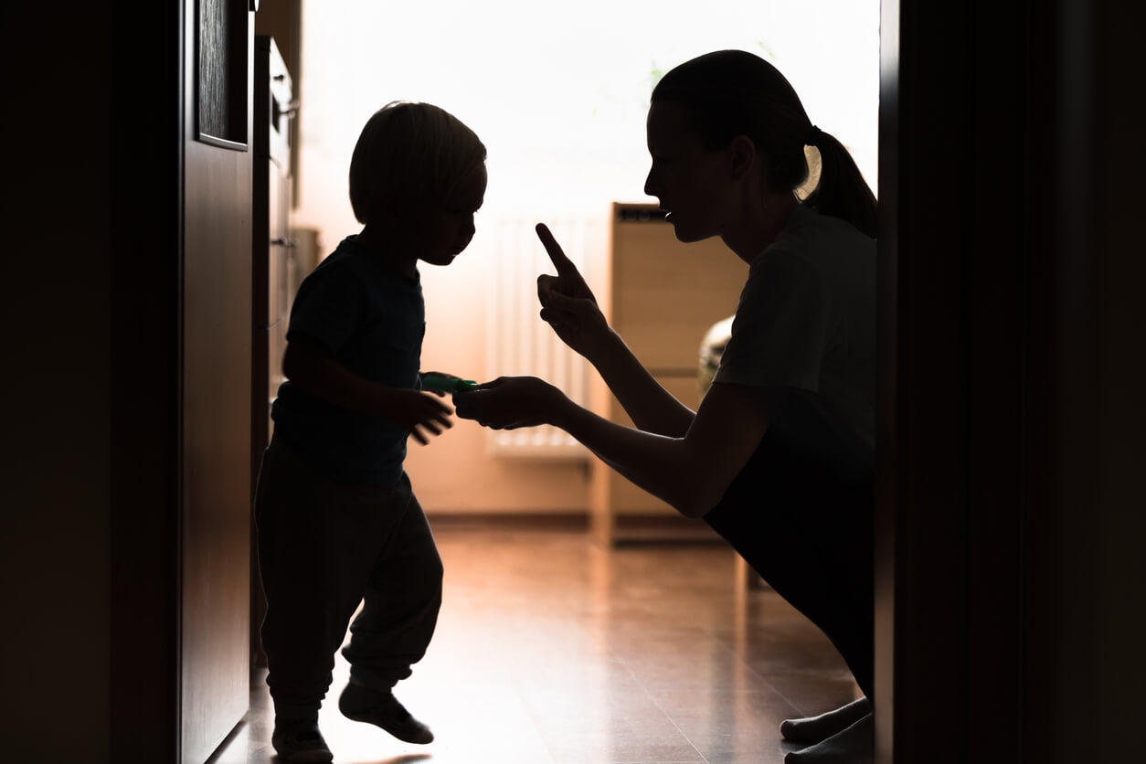 mama le pone limites dice que no al bebe con la disciplina positiva