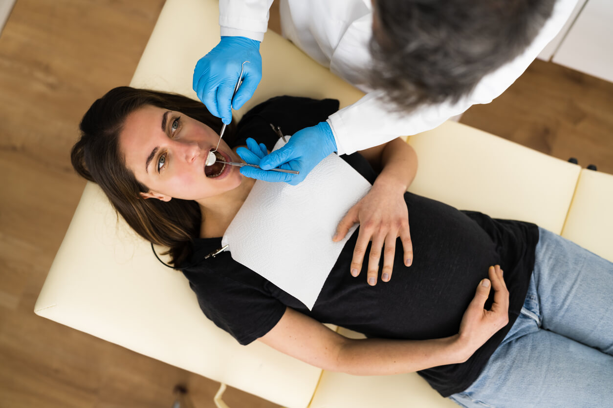 ¿Pueden ponerse implantes dentales las embarazadas?