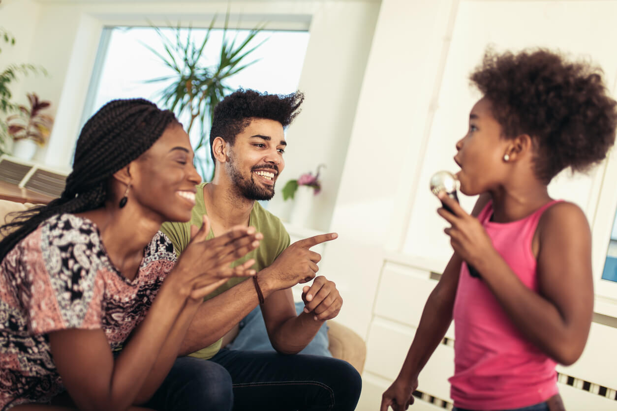 Une famille qui joue ensemble.