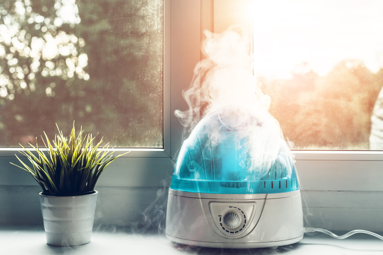 humidificador de aire en la ventana de la casa vapor