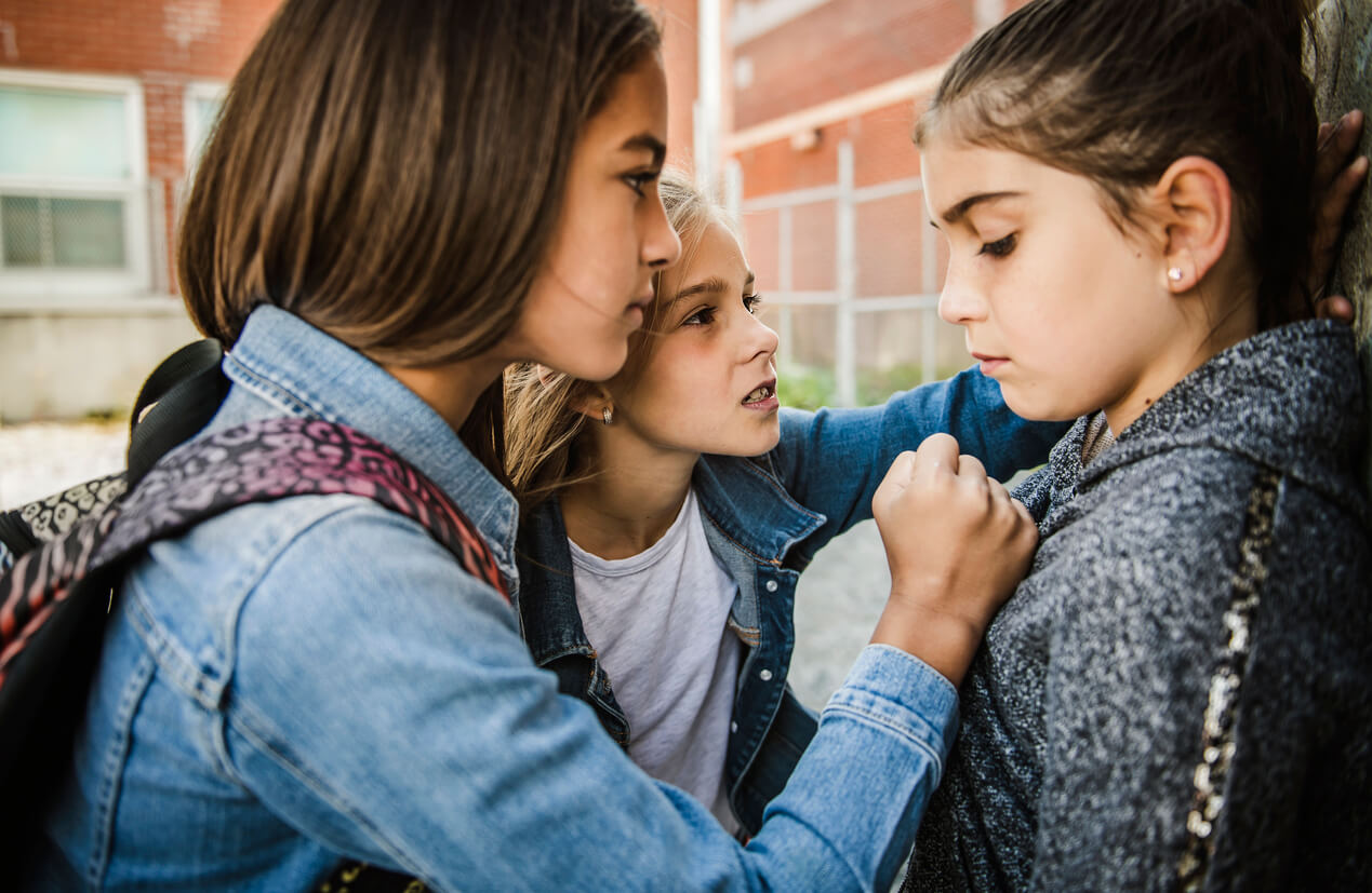 Violence entre trois jeunes filles. 