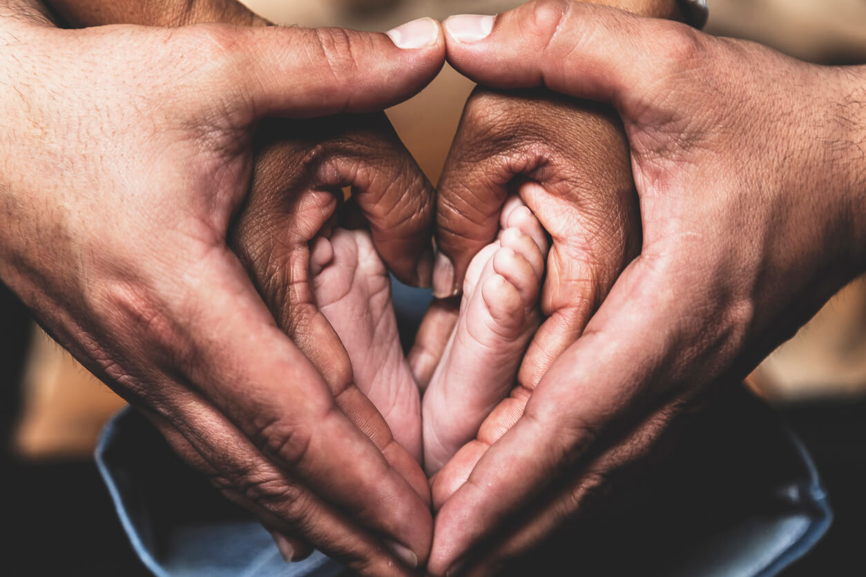 Des mains en forme de coeur.