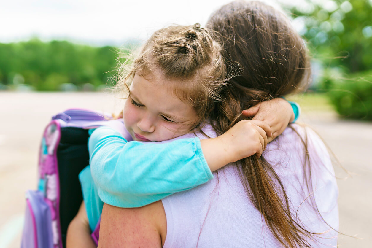 Câlin entre une mère et sa fille.