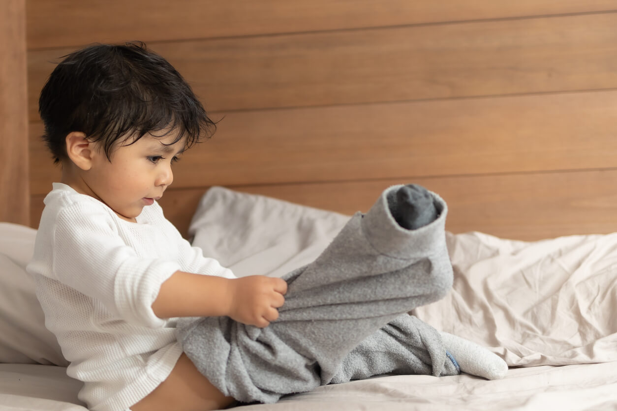 Un enfant qui s'habille.