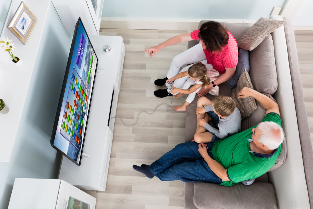 Une famille qui joue aux jeux vidéo/