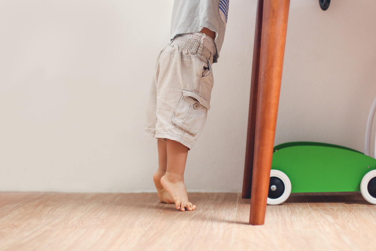 Un enfant sur la pointe des pieds.
