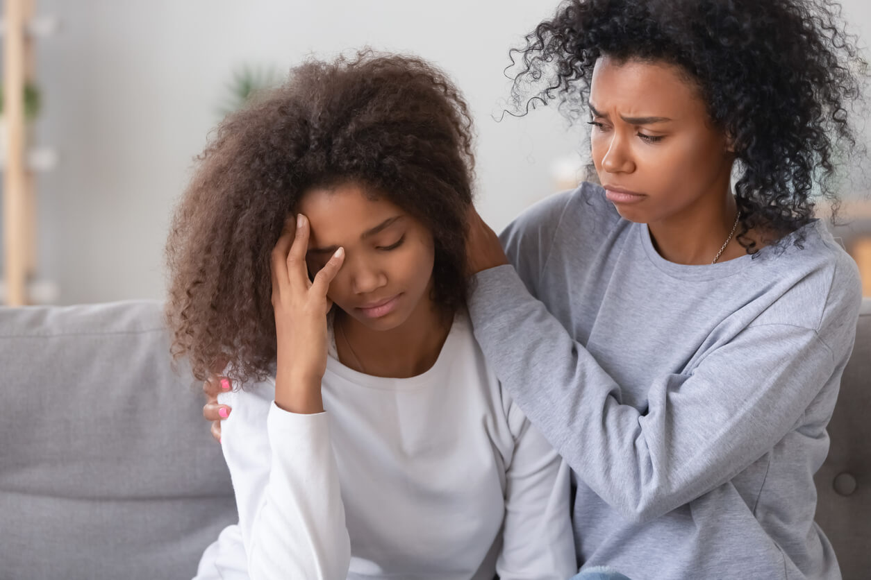 Une maman qui réconforte sa fille.