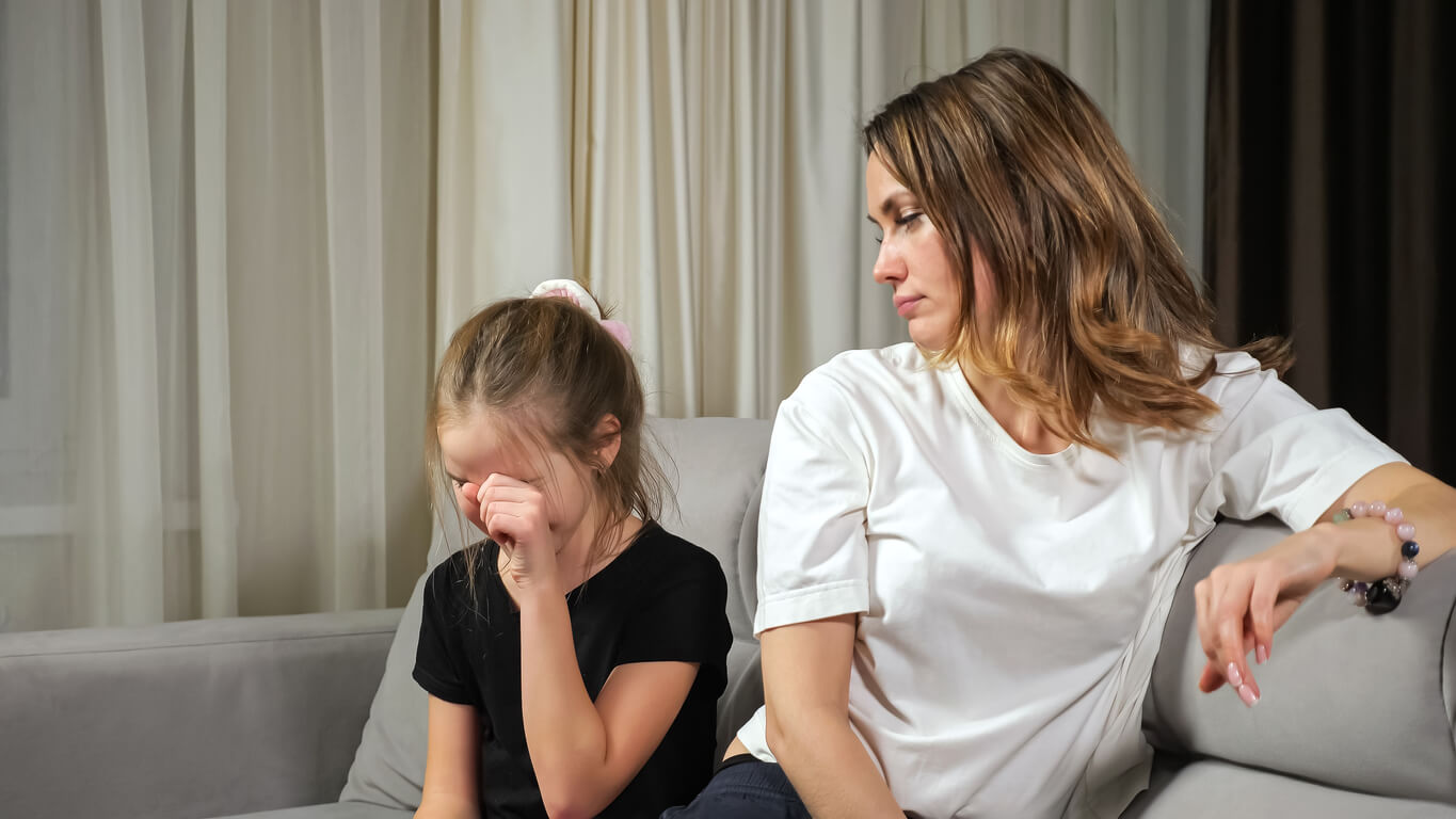 Une maman qui parle à sa fille triste.